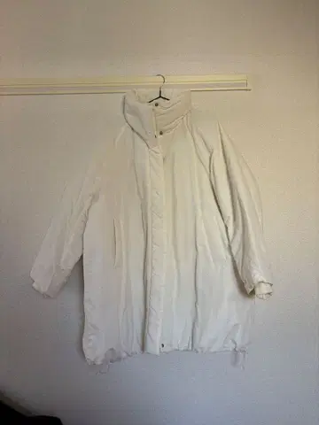 화이트 다운 자켓 후드 부착