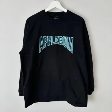 APPLEBUM 블랙 로고 긴팔 티셔츠
