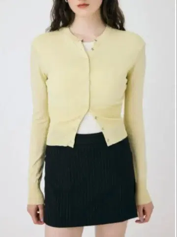 moussy [ 옅은 옐로우 컬러 버튼 가디건 ]