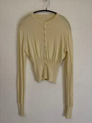 moussy [ 옅은 옐로우 컬러 버튼 가디건 ]