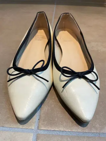 아이보리 스틸레토 플랫슈즈