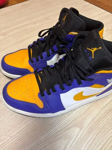 조던 1 미드 레이커스 컬러