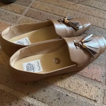 엠마 프란시스 슬림 태슬 로퍼 (베이지) 24.5cm