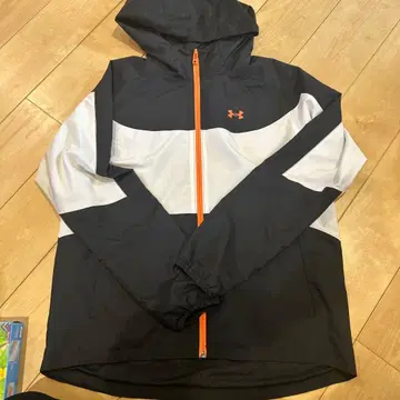 언더아머 스톰 윈드브레이커 M 사이즈 블랙/화이트