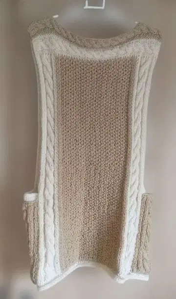 베이지 케이블 짜임 니트 베스트