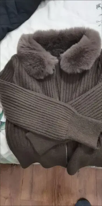 퍼 달린 리브 니트 가디건