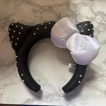 HELLO KITTY 펄 장식 머리띠 블랙 x 화이트 리본