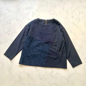 Jena 레이스 절개 비대칭 풀오버 티셔츠