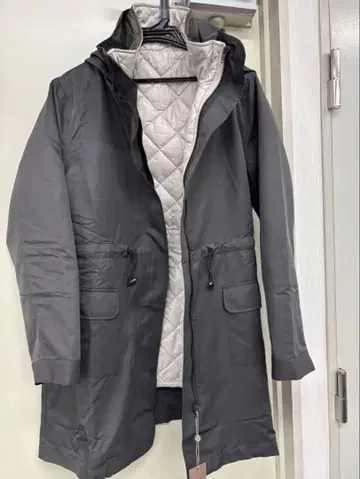 비쓰리 후드 부착 그레이 롱 다운 자켓