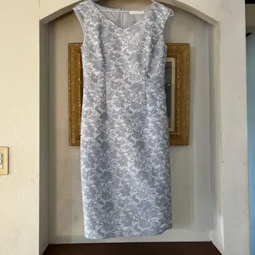 라이트 그레이 꽃무늬 슬리브리스 무릎 기장 원피스