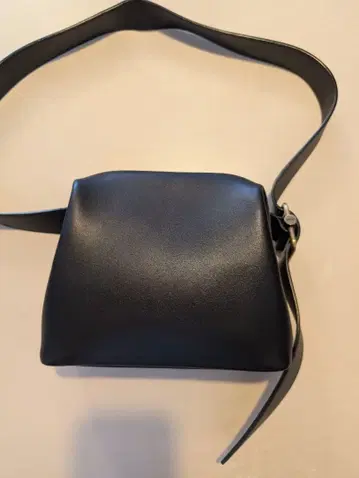 [ 새상품급 ] OSOI 블랙 가죽 숄더백