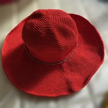 빨간색 비즈가 달린 니트 모자