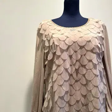 이타리야 긴팔 상의 베이지 큐빅