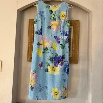 스카이블루 꽃무늬 슬리브리스 무릎 기장 원피스