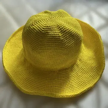 옐로우 컬러 니트 넓은 챙 모자