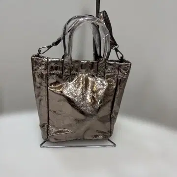 메탈릭 실버 토트백