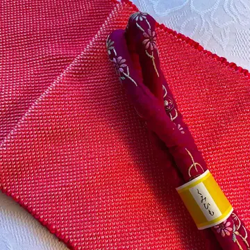 짙은 핑크색의 총 쥐어짜기 무늬가 아름다운 오비 장식 천 허리띠 세트