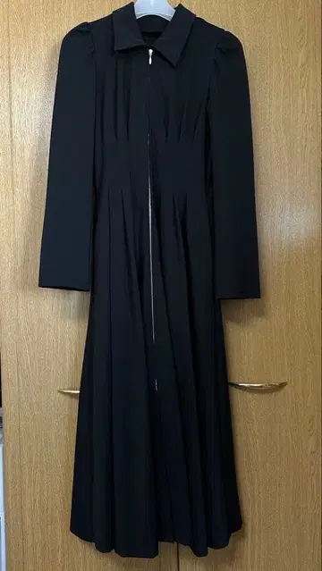 And Couture (앙데팡당) 센터 지퍼 블랙 원피스