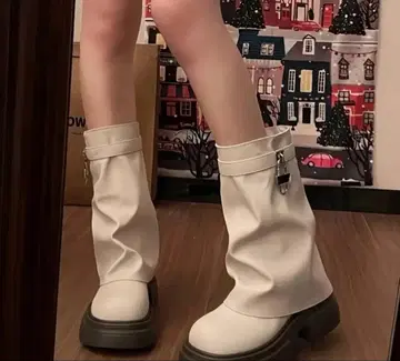 화이트 통굽 슬립온 부츠