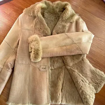 베이지 무스탕 코트 퍼 포함