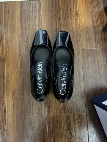 캘빈 클라인 블랙 스퀘어토 펌프스