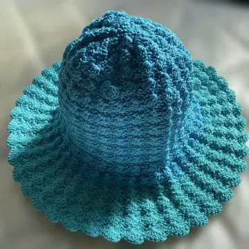 파란색 니트 햇 프릴 엣지