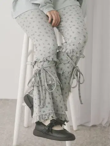 merry jenny floral 프릴 리브 플레어 팬츠 그레이