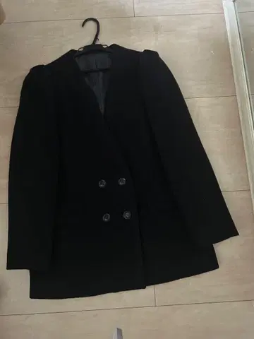 노카라 더블 브레스트 퍼프 슬리브 자켓 블랙