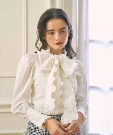 리본 타이 블라우스