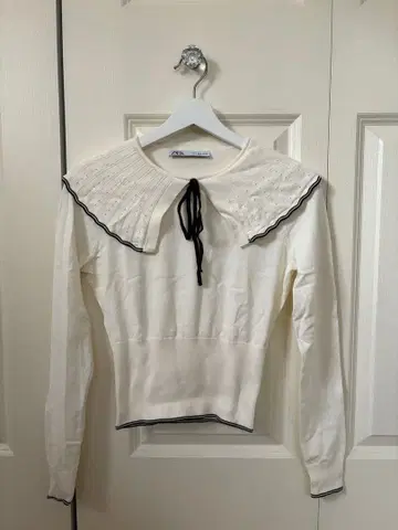 zara 숏 기장 리본 카라 부착 니트