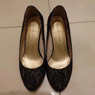 [ 연말까지 판매 ] 블랙 레이스 라운드토 힐 꽃무늬