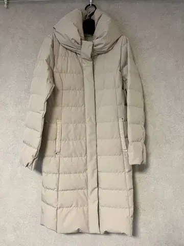 베이지 후드 부착 다운 자켓