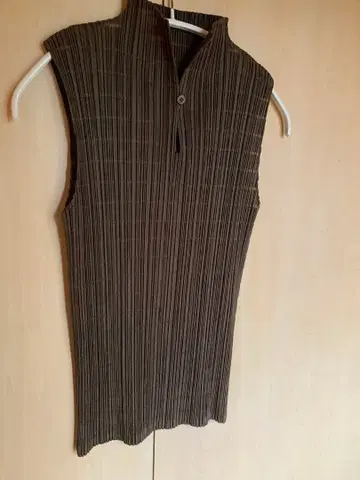 플리츠 가공 카키 슬리브리스 상의, 버튼 포함