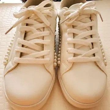 화이트 펄 장식 스니커즈