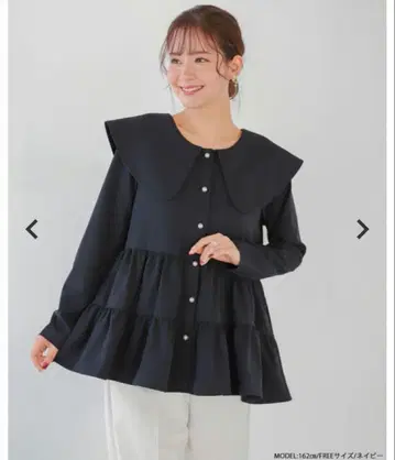 핏모어. 백리본 칼라 펄 버튼 페플럼 블라우스. 네이비