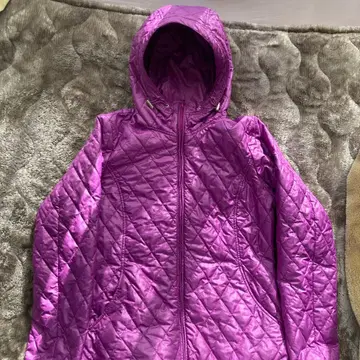 보라색 후드 부착 퀼팅 다운 자켓