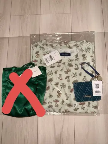 모음 판매 카드 케이스, 의류와 백과 귀찌 네 점 판매