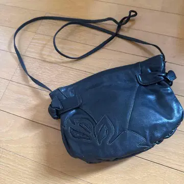 IBIZA 블랙 가죽 자수 디자인 숄더백