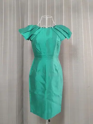 모노그램 0호 에메랄드 그린 프릴 타이틀 드레스