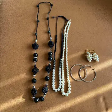블랙과 화이트 비즈 목걸이와 귀찌 세트