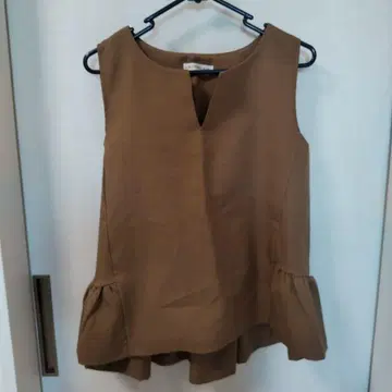 브라운 슬리브리스 플레어 밑단 상의