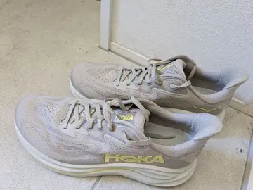 HOKA 러닝화 베이지