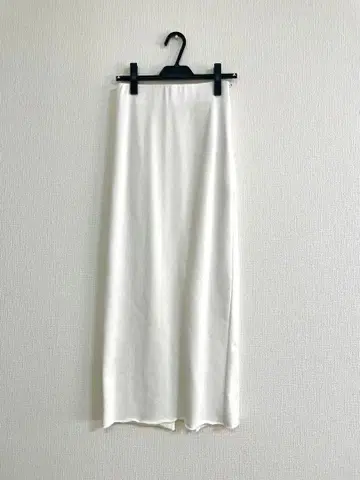 89. 새상품 KALNA 화이트 슬릿 롱 스커트