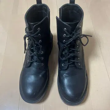 블랙 레이스업 부츠