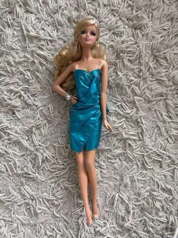 파란 드레스의 바비 인형