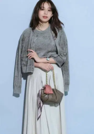 저스길리티 소프트 가죽 턱 플레어 스커트