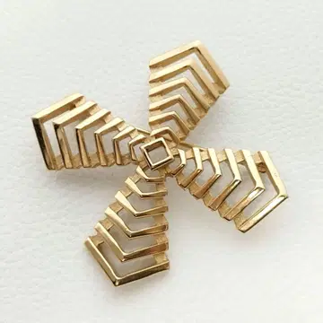 TRIFARI 트리파리 리본 말 십자가 브로치 1960년대 빈티지