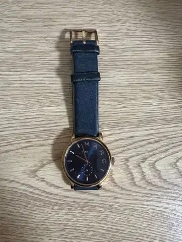 마크제이콥스 네이비 가죽 골드 톤 시계