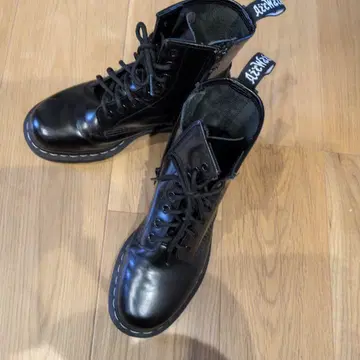 닥터마틴 화이트 스티치 8홀