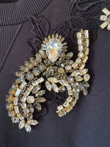 비쥬 자수 블랙 긴팔 맨투맨